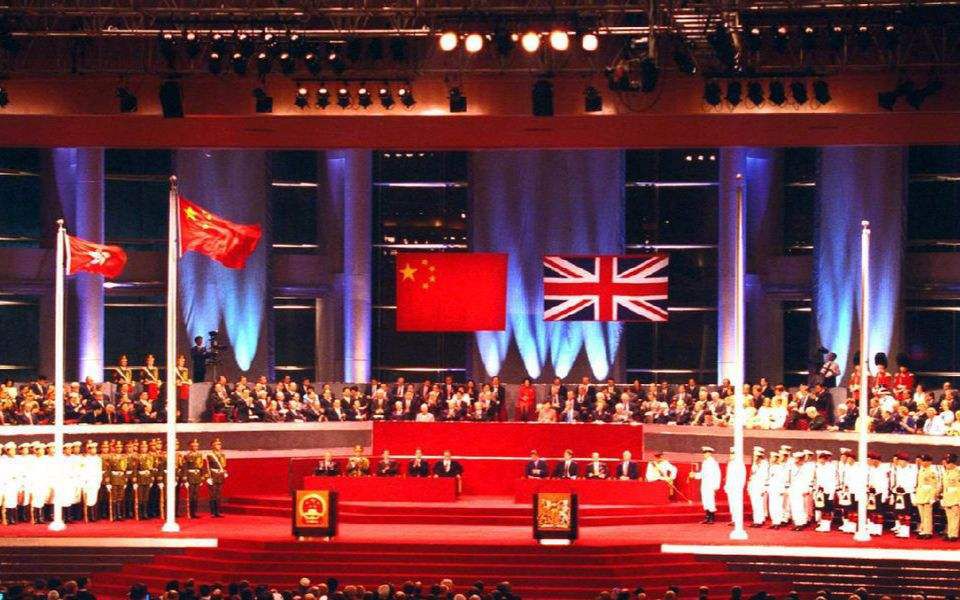 1997年香港回归前夕，英军处处阻挠挑衅，邓公七个大字霸气回应