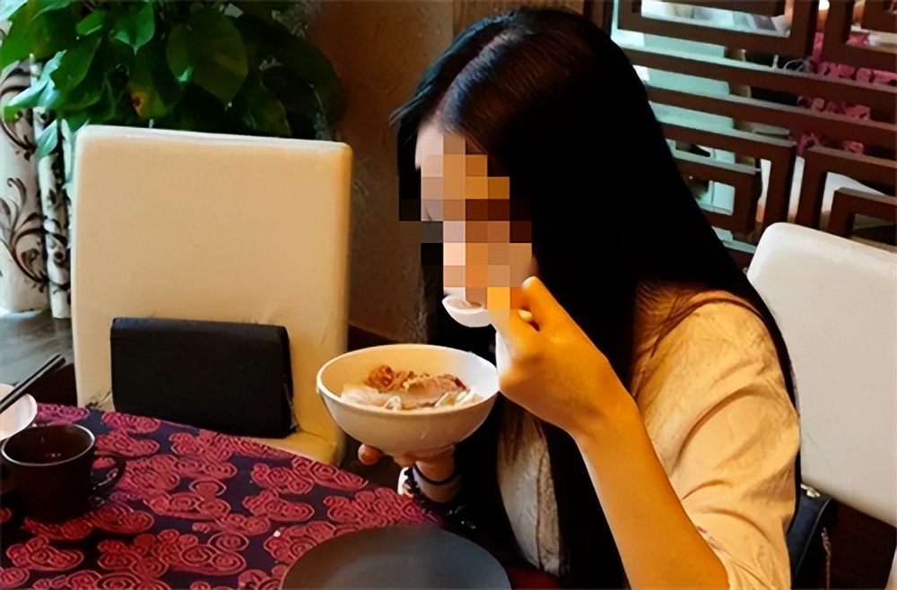案例四川一小伙在女白领饮料中下*情催**水：只是好奇她会有啥反应
