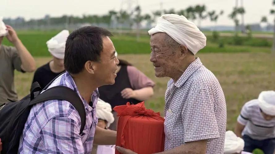 台湾“灵魂摆渡人”,放弃高薪工作,20年间自费送200位老兵回家