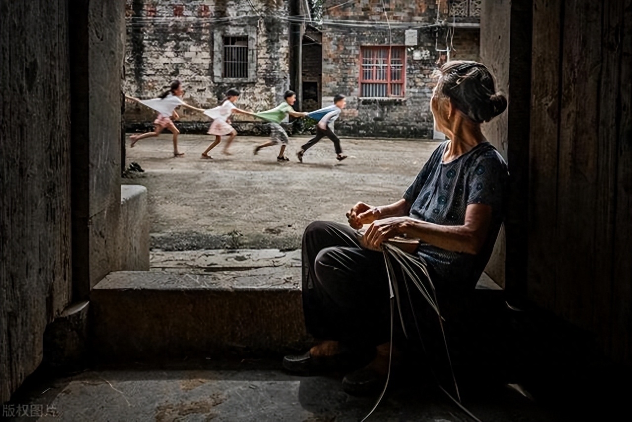 人老了只有儿孙陪伴才是福,人老了儿女在身边才是最重要的