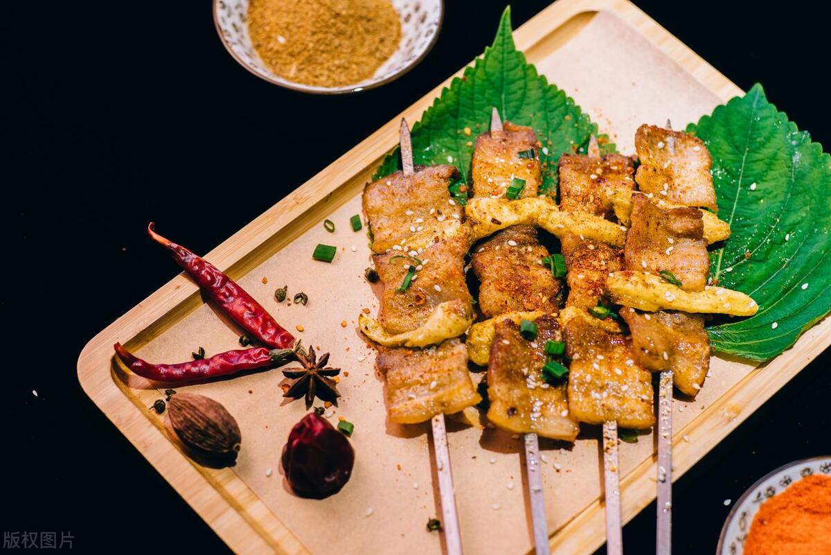 武汉挑战摆摊卖烧烤一年赚100万,90后开烧烤摊一年赚了100万