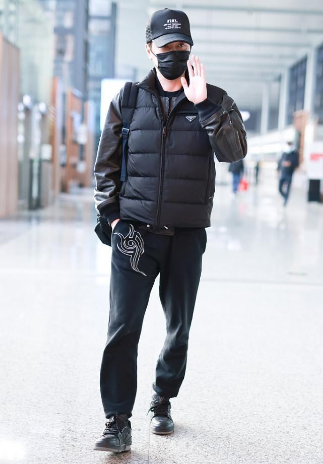 冯绍峰黑色外套搭配蓝色牛仔裤,冯绍峰休闲装穿搭