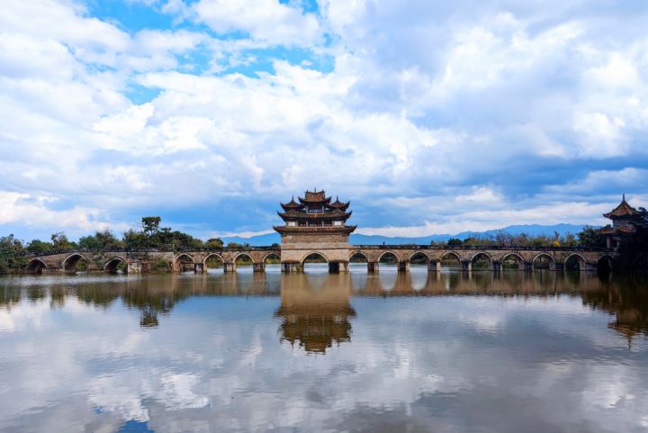 这座好吃好玩好住的云南小城，我劝你一定早点去