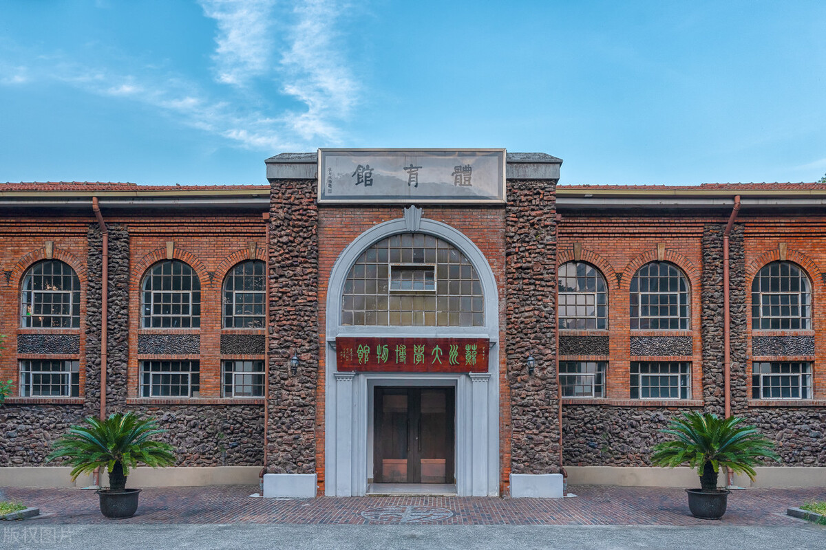 英国爱丁堡留学一年费用,英国留学一年费用是多少钱