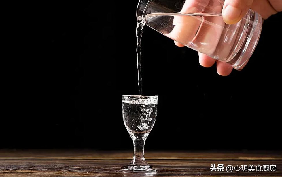 往白酒里倒潮湿的东西,往白酒里倒水能喝么