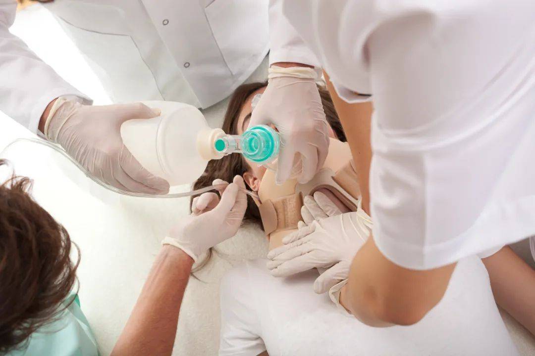 哮喘病发作时该怎么抢救,急性哮喘发作没带药怎么应急处置