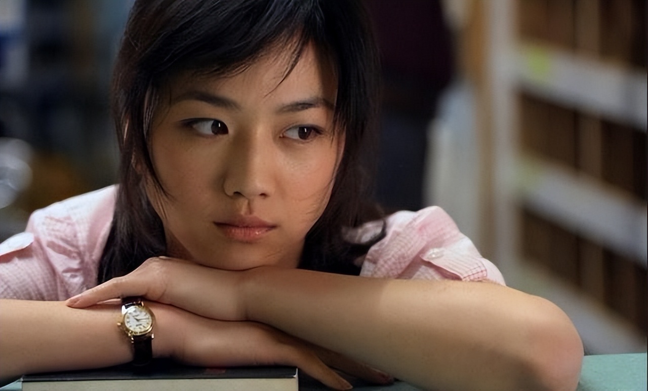 40岁汤唯穿裙子,汤唯穿绿裙长发飘飘