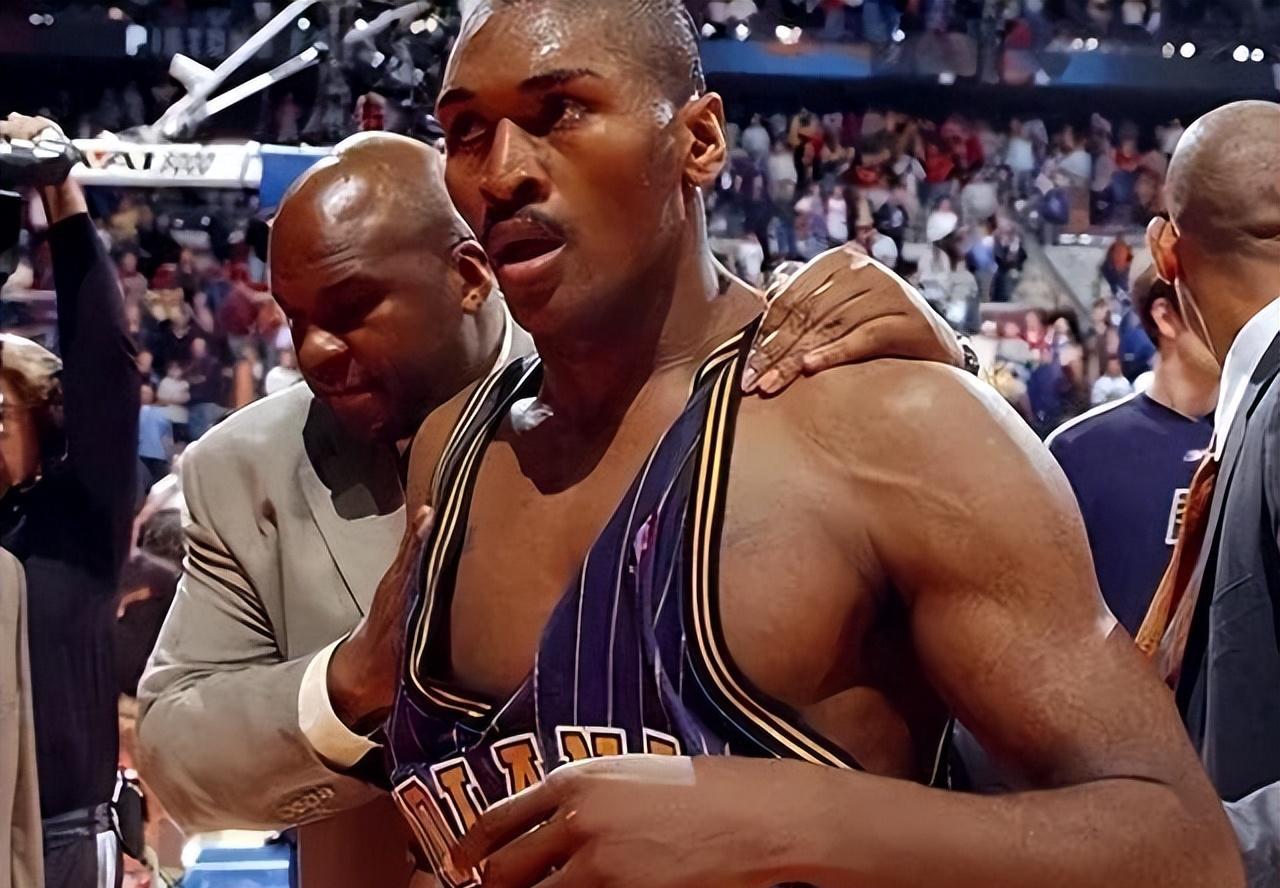 中国女歌手爱上外籍黑人,同居后被家暴至肛裂,如今40岁无人敢娶