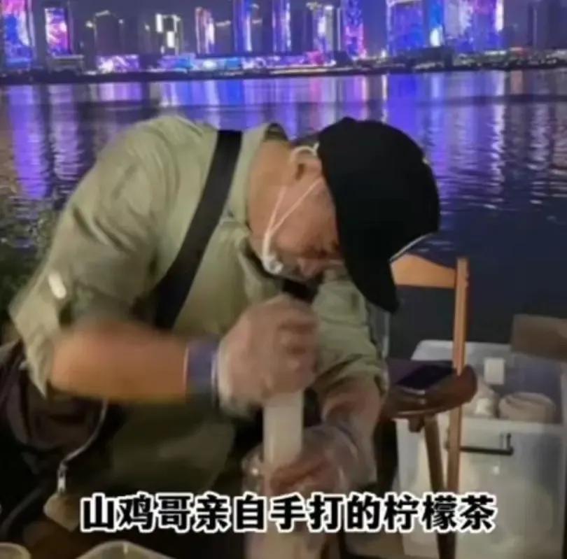 陈小春卖柠檬茶,55岁陈小春卖糖水