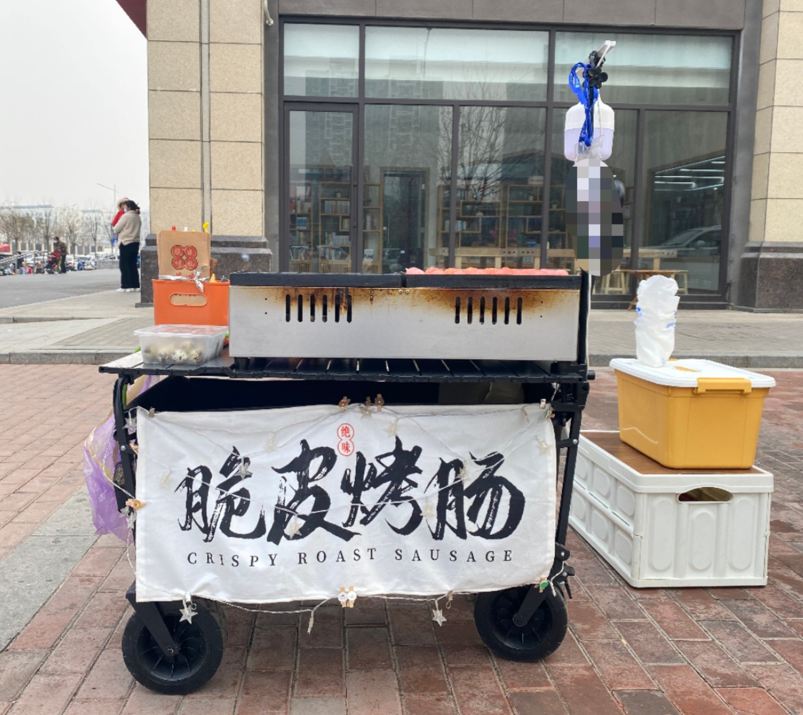 90后上班族兼职摆摊第一天,95后摆摊小伙两个小时赚80元