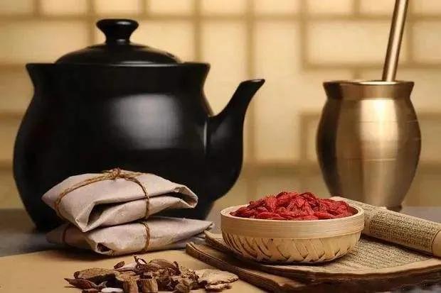 治宫寒手足冷腹胀经方,女性宫寒月经不调吃什么药