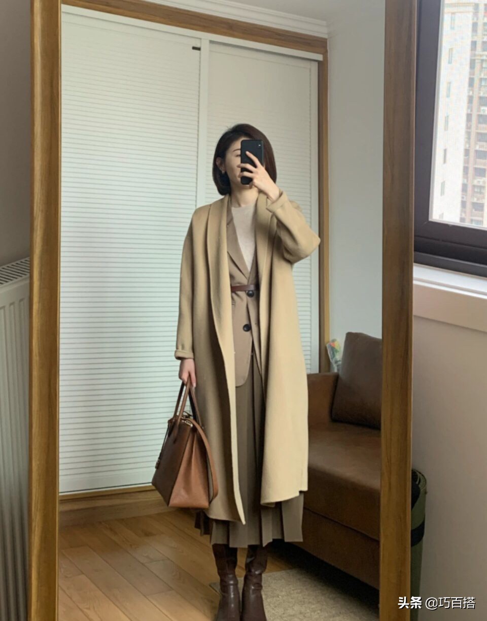 今年最实用的大衣穿搭技巧,2022年大衣最时髦的搭配