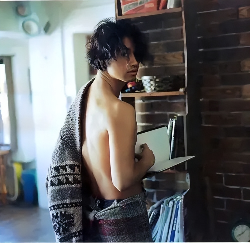 他是日本“行走的荷尔蒙”，不伦专业户​！40岁依旧魅力四射...