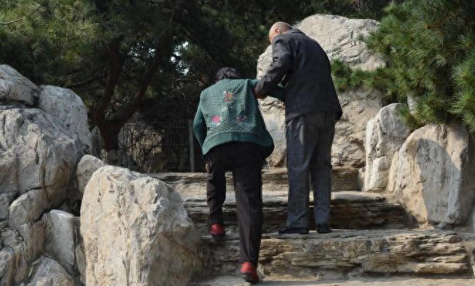 大妈被儿媳百般刁难,老人被女儿女婿嫌弃怎么办