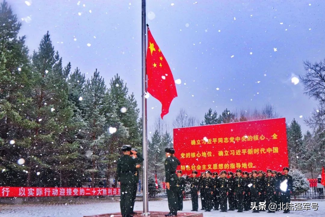 敬礼鲜艳的五星红旗,鲜艳五星红旗下敬礼视频