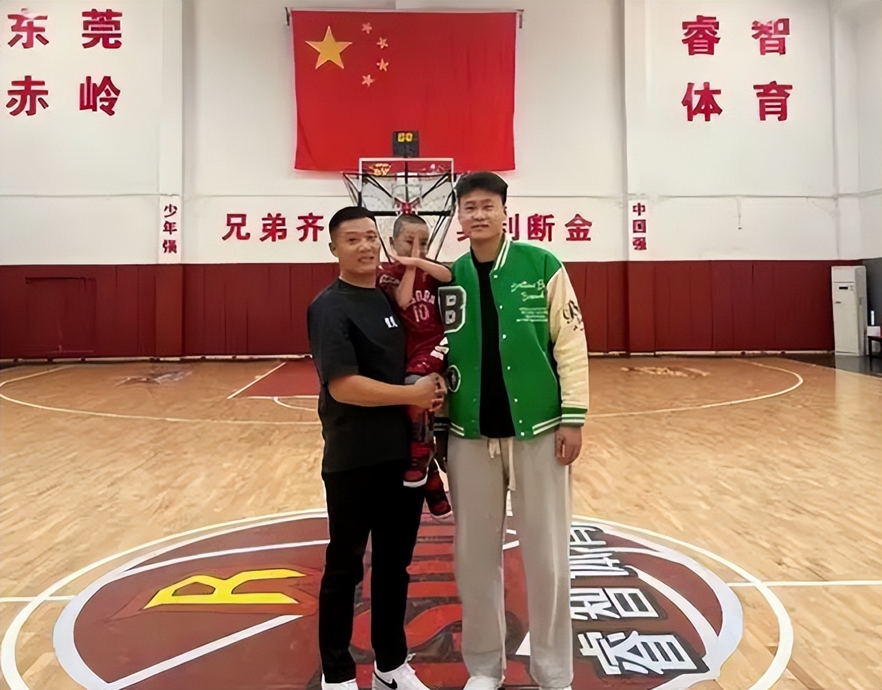 赵睿和他爸妈拍照片,赵睿跟小男孩合影