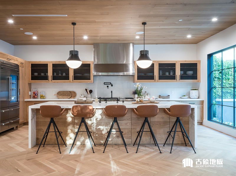 现在装修木地板选什么颜色好看,装修选什么颜色的木地板好看