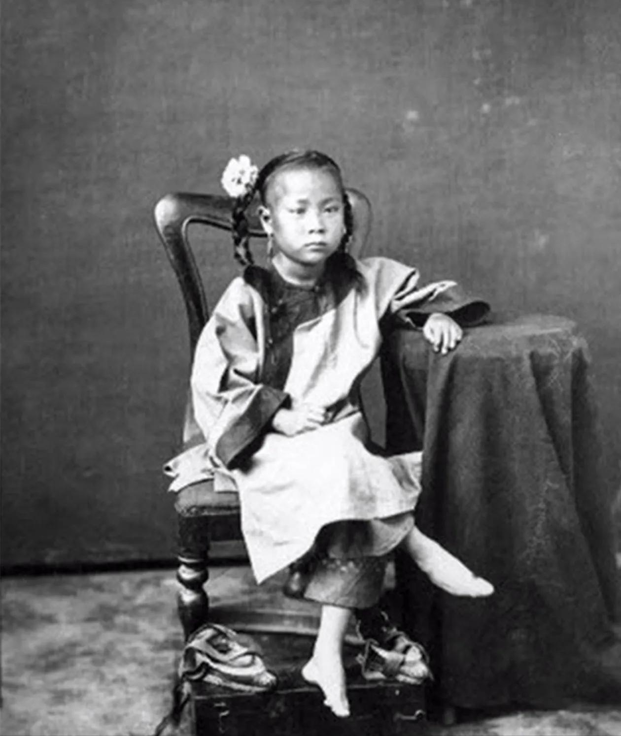 一个清朝女孩被贩卖到美国，在铁笼子里的生活惨不忍睹