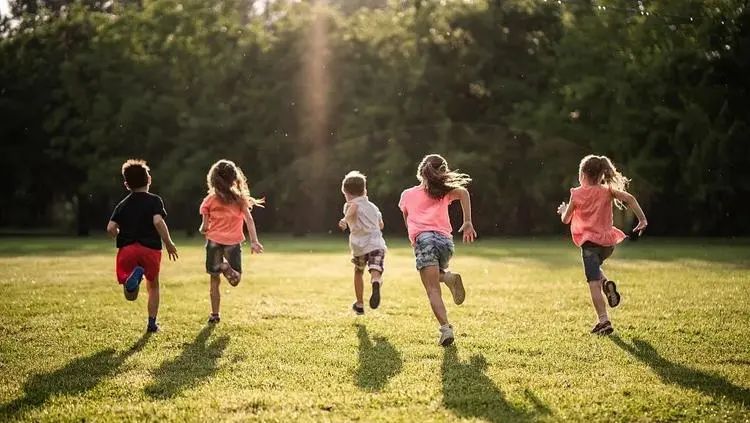 近视了不能矫正到1.0为啥视力模糊,近视矫正后遗症会一直存在吗