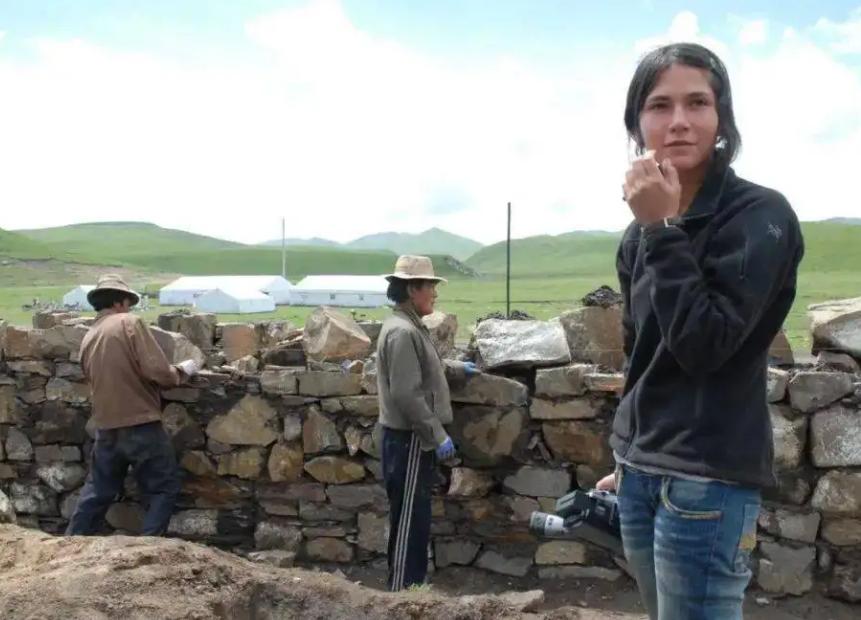 2004年，美国女孩入藏寻根，嫁农村小伙生3女儿，1条围巾卖1万元