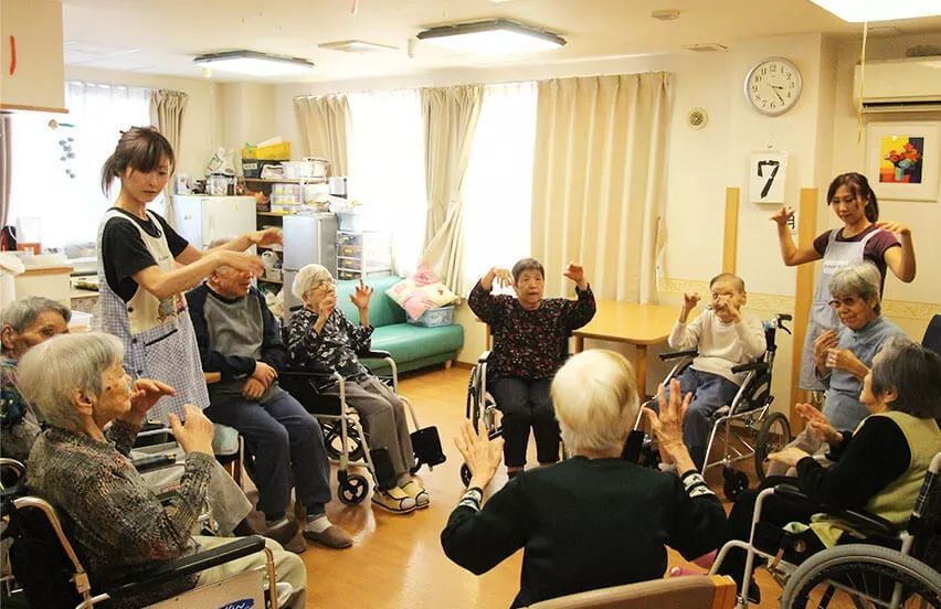 50万日本老人来中国养老不成，日本专家建议：老人全部集体切腹