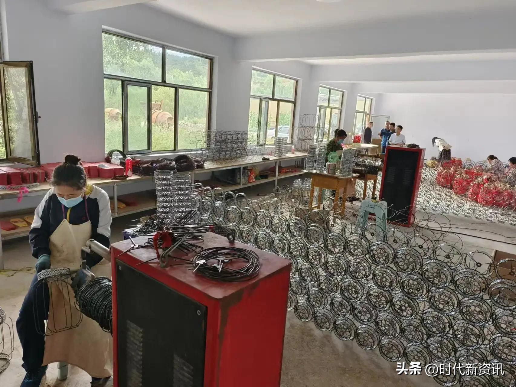 灵丘县东河南镇灯笼生产帮扶车间照亮村民致富路