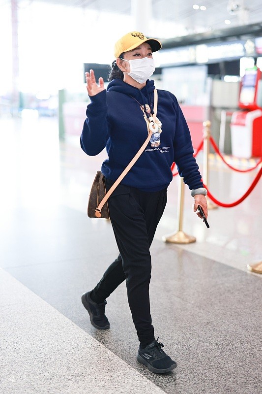 刘晓庆穿红色卫衣,刘晓庆同款卫衣