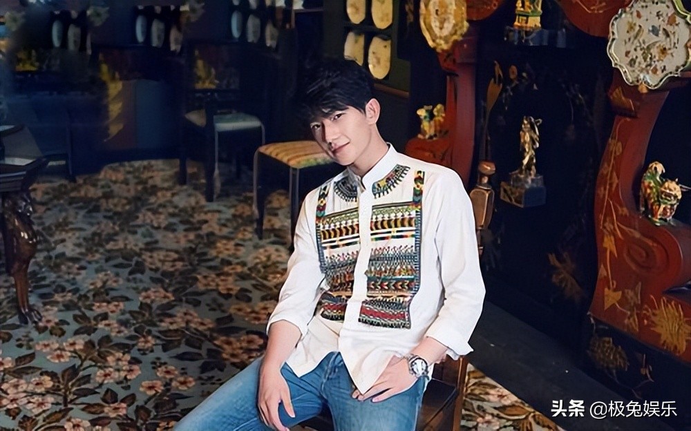 杨洋和沈腾争夺军艺校草头衔,军艺校草沈腾杨洋同框拥抱