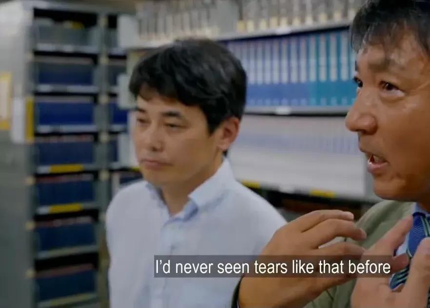 男团教父性侵无数男艺人，逼注射雌激素，死后竟被当伟人！！！