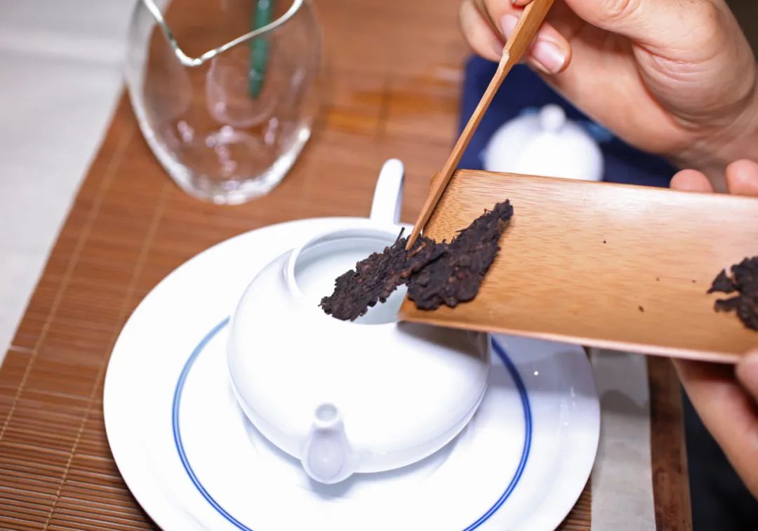 要喝普洱茶，你要先学会怎么撬开它