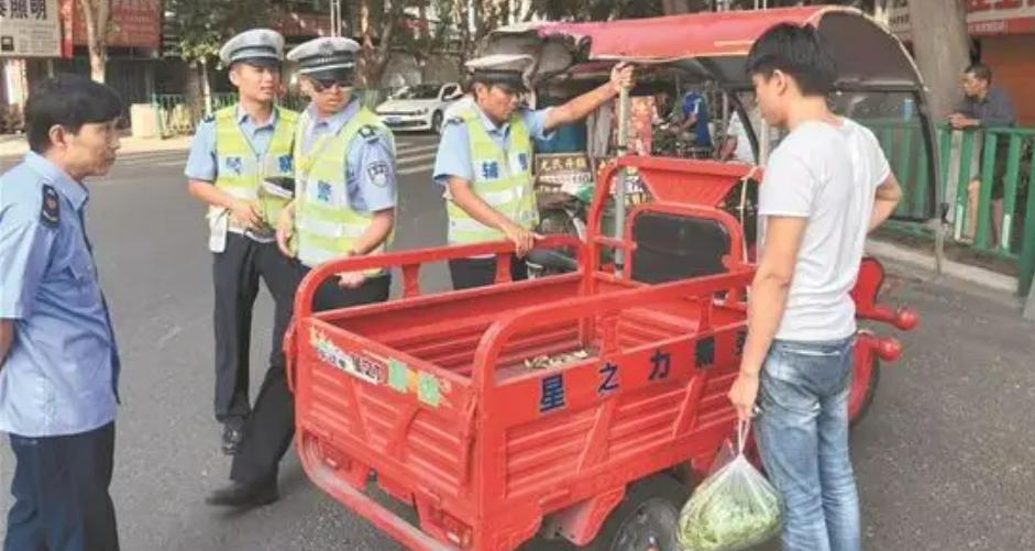 三轮车要戴安全帽吗,三轮车除了行驶证还要什么证