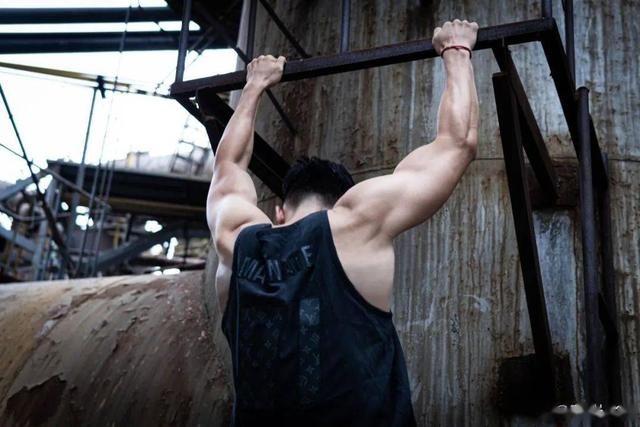 *拍偷**男被196cm肌肉男放倒制服,网友感叹:这体格一般人不敢惹