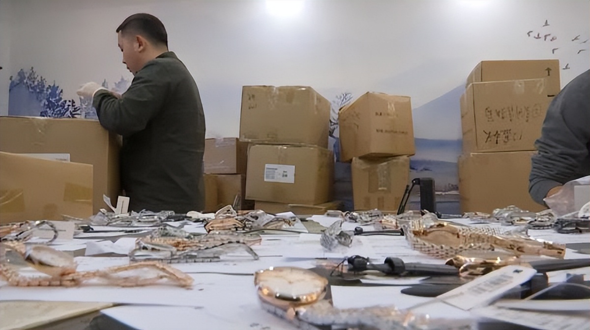 团伙伪造授权在20余家商场设专柜卖假品牌表，涉案五千多万