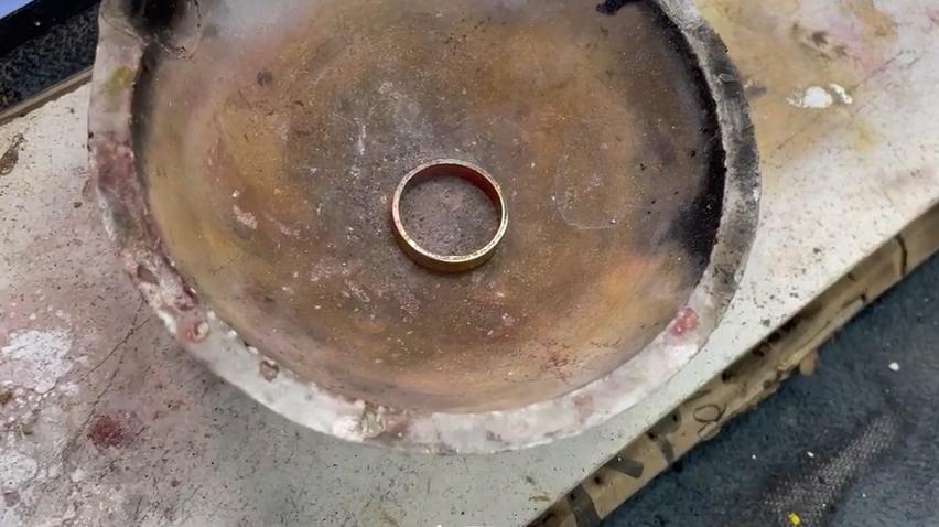 金戒指戴着皮肤过敏是怎么回事,女子戴70克金镯贴膜过敏