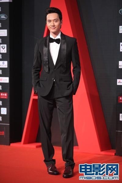 MiuMiu酥胸走光hold不住周冬雨逃军训捧场芭莎