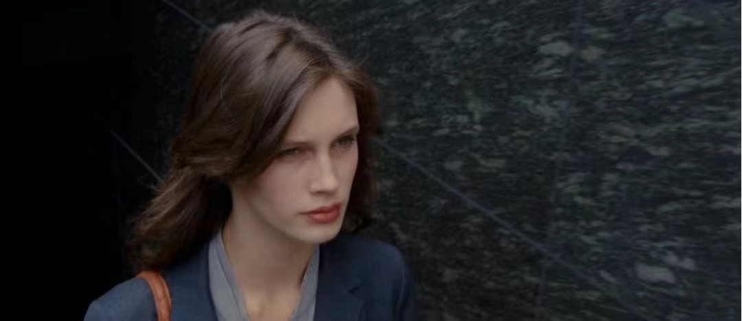 法国影片《花容月貌》以超现实的手法表达了什么？