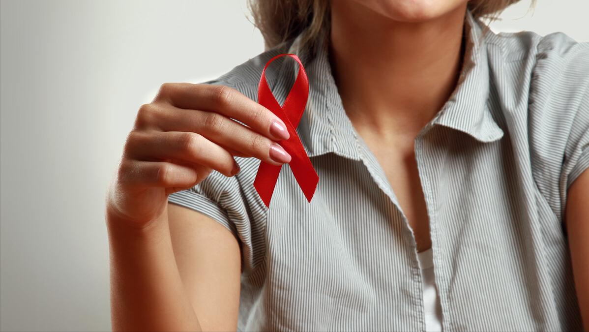 艾滋病早期口腔溃疡有什么症状,口腔溃疡是艾滋病前期典型症状吗