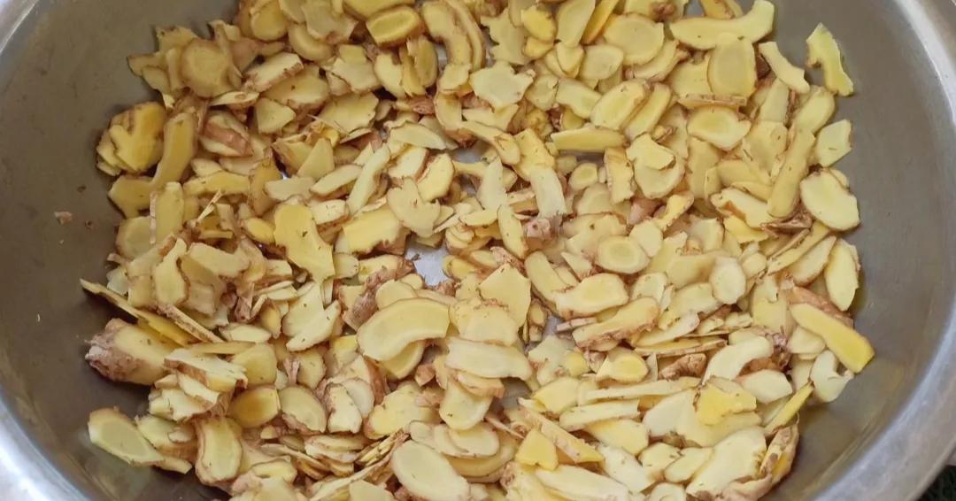 生姜能晒成干姜吗,生姜放蔫了还能吃吗