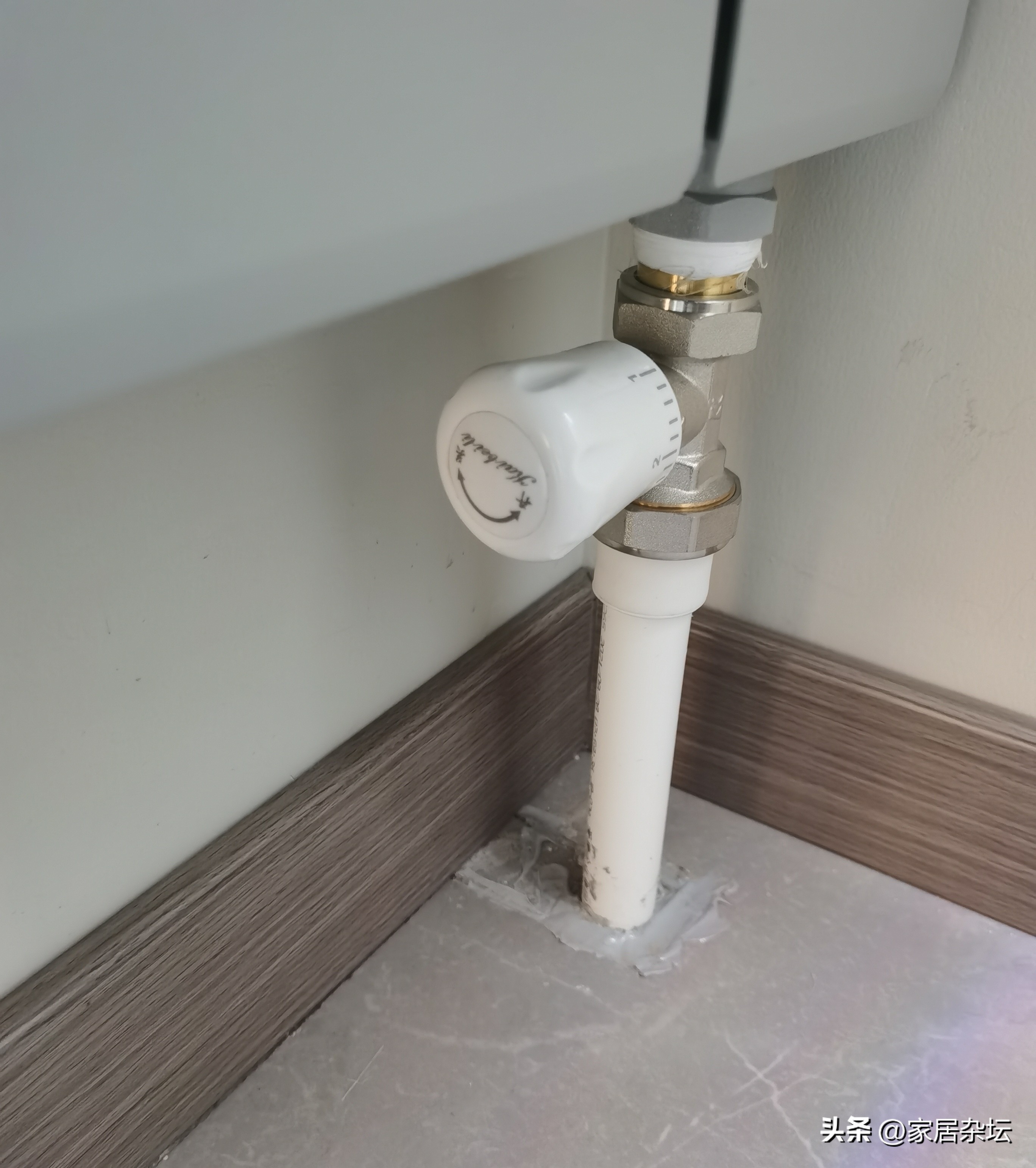 为什么邻居家比自家暖气热,同一栋楼别人家热我家冷