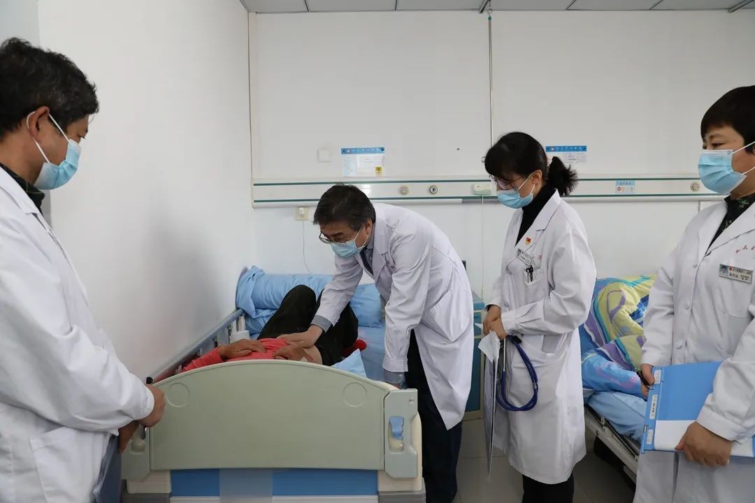 扶贫助困献爱心专家义诊送健康,帮扶义诊进基层健康服务暖人心