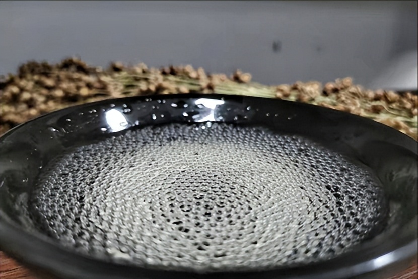 别人给倒酒应该怎样敲桌子,给别人倒酒然后敲桌子是什么意思