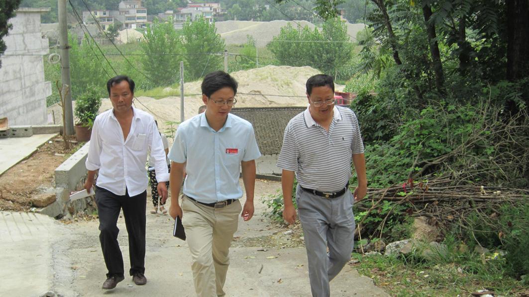 我村年年收农民管理费合法吗,村干部可以对村民进行罚款吗