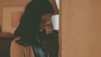 小姑子穿我结婚时买的羽绒服,小姑子带嫂子去试穿衣服