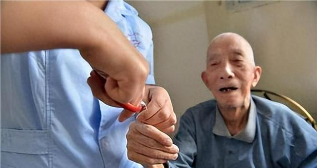 孩子发烧深更半夜家里没有药咋办,儿子发烧39度多精神状态很好