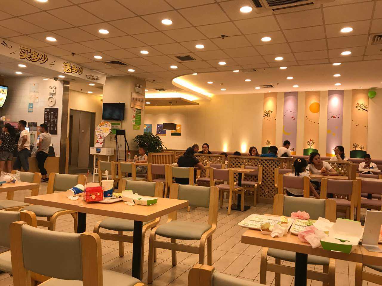 男网红早餐店吃出蟑螂,网红奶茶喝到活蟑螂