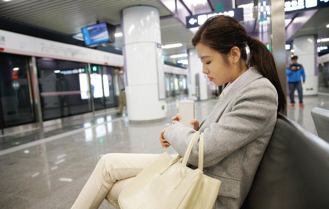 美女地铁“漏尿”裤子湿了一块，被帅小伙嘲笑，阿姨们怒怼：无知