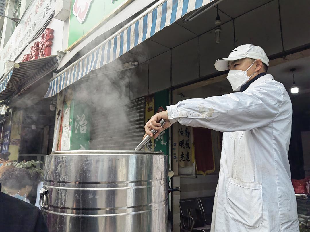 云南一医院熬防疫大锅药免费发放,医院熬防疫大锅药免费发放市民