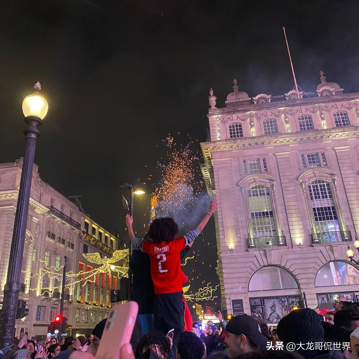 中国人何时能看到这一天，这国足球创历史，人们涌上街头庆祝