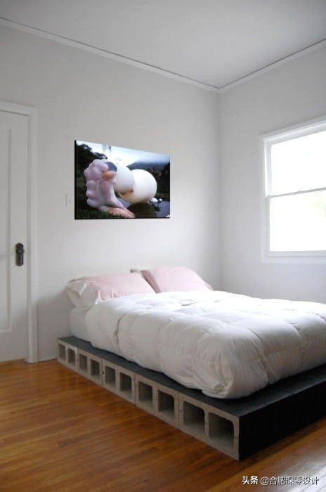 我打定主意，不在床架上花一分钱，找几块木头往下一垫，照样实用