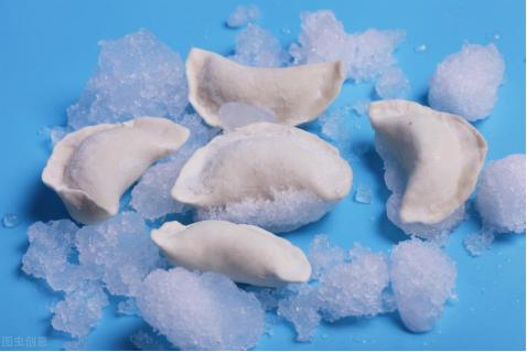 要包的饺子怎么保鲜好不用放冰箱,包好的饺子怎样保存才不破皮